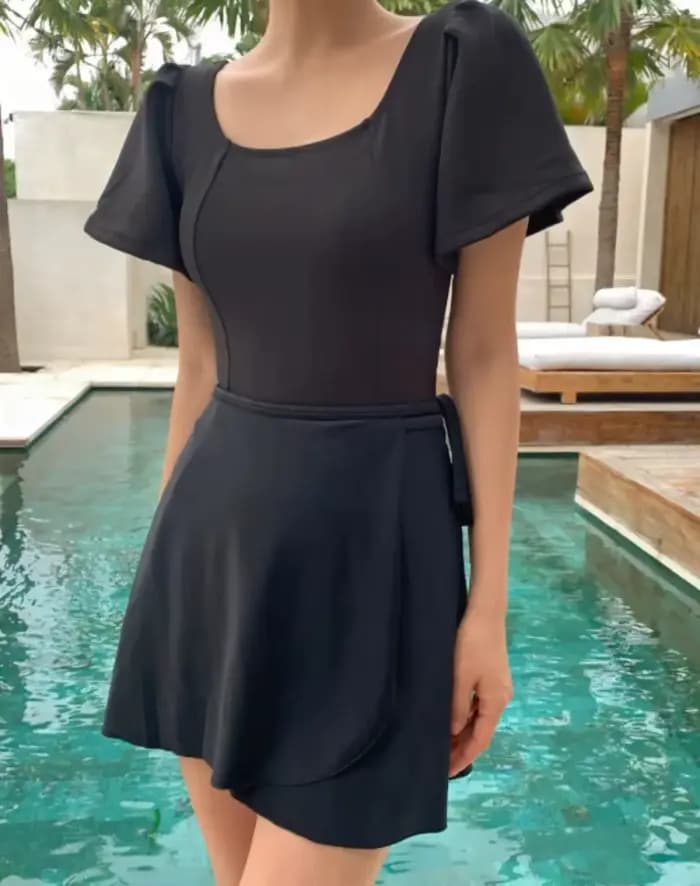 Maillot de bain une pièce noir conservateur à manches courtes, col carré, amincissant, couleur unie,