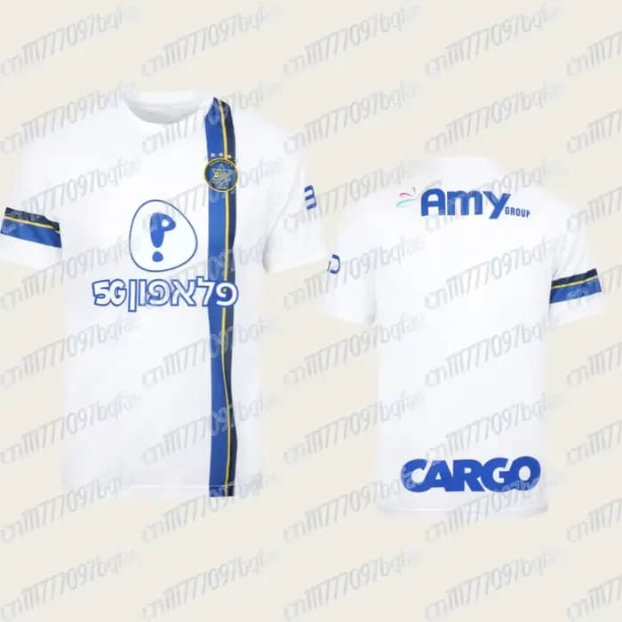 Maillot de football Maccabi Tel Aviv FC avec base blanche, accents bleus et jaunes, emblème du club,