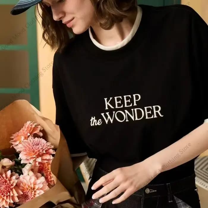 Lingorm Same T-shirt Lingling Kwong Orm Kornnaphat Keep The Wonder T-shirt imprimé avec lettres, en 