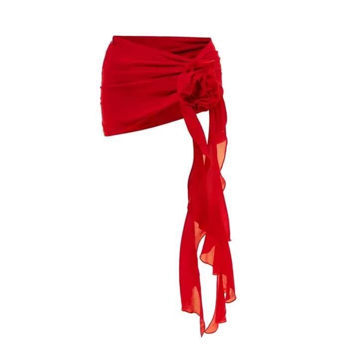 Maillot de bain asymétrique découpé à fleurs rouges et Mini jupe de plage drapée en mousseline de so