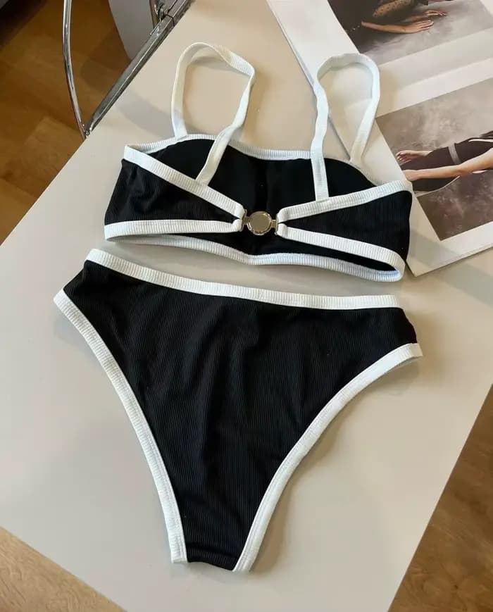 Nouvel ensemble bikini côtelé noir et blanc été 2026 avec accent logo C classique entrelacé
