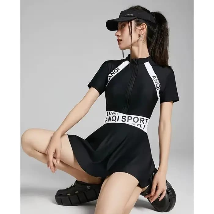 Maillot de bain une pièce sportif et discret pour étudiante