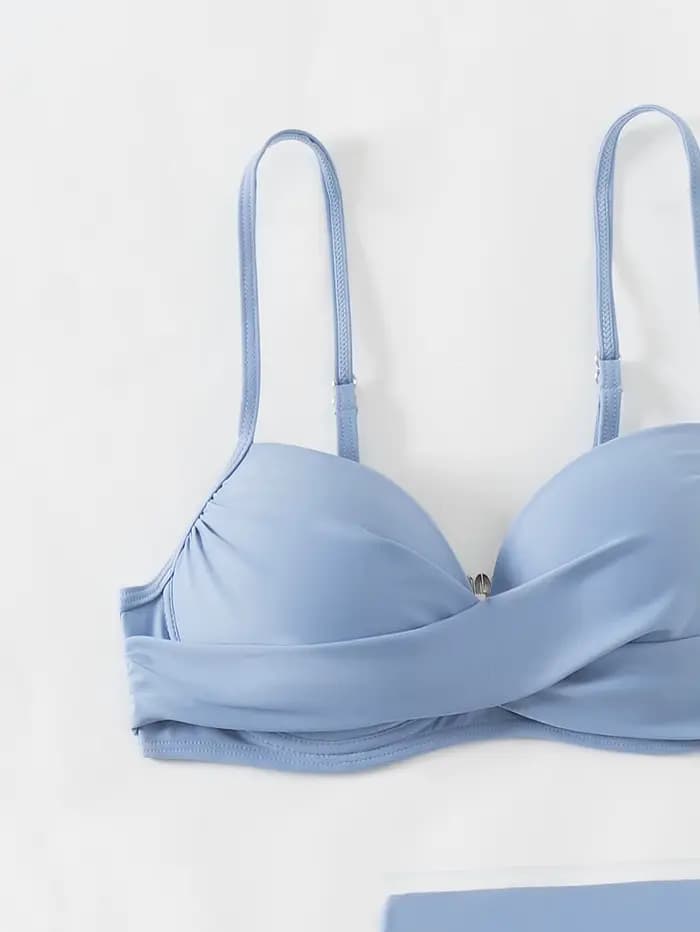 Maillot de bain trois pièces bleu ciel pour femme
