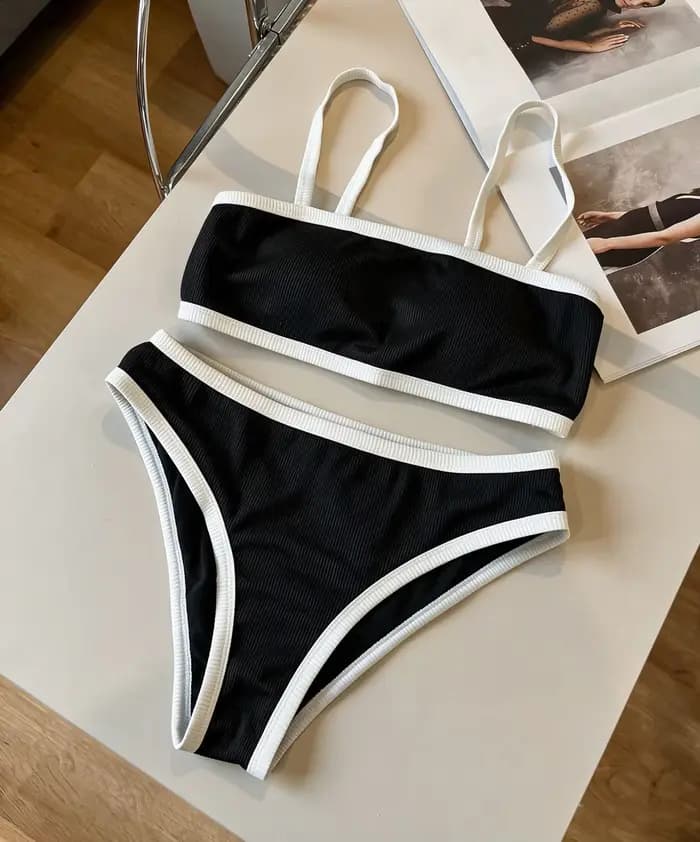 Nouvel ensemble bikini côtelé noir et blanc été 2026 avec accent logo C classique entrelacé