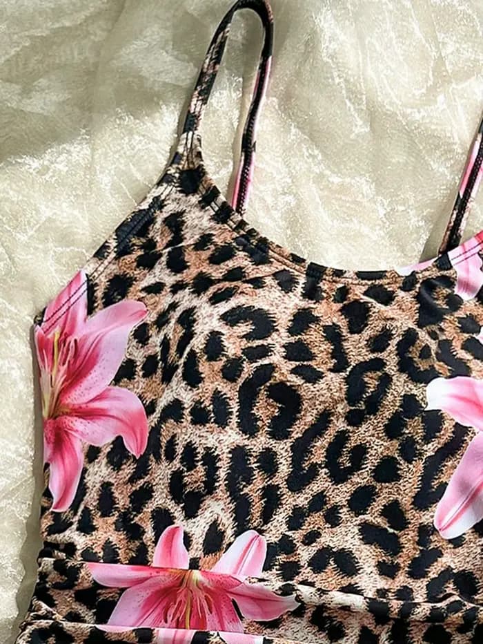 Maillot de bain 3 pièces imprimé léopard pour enfants avec bretelles spaghetti, cordon de serrage latéral et paréo en maille rose