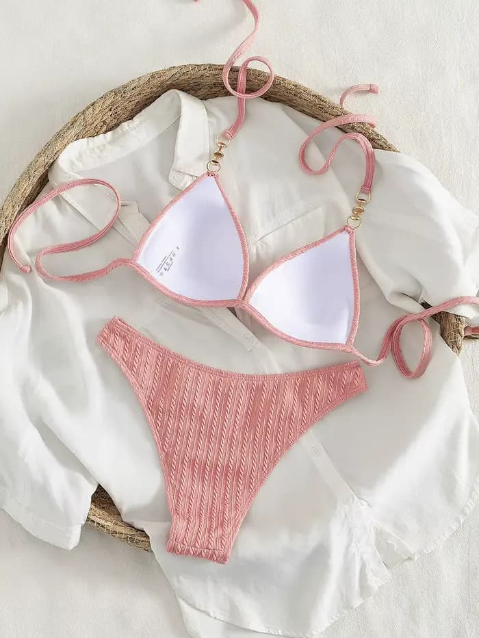 Ensemble bikini rose en tricot torsadé pour femme, maillot de bain deux pièces triangle à dos nu avec détails perles et chaîne dorée pour les vacances à la plage