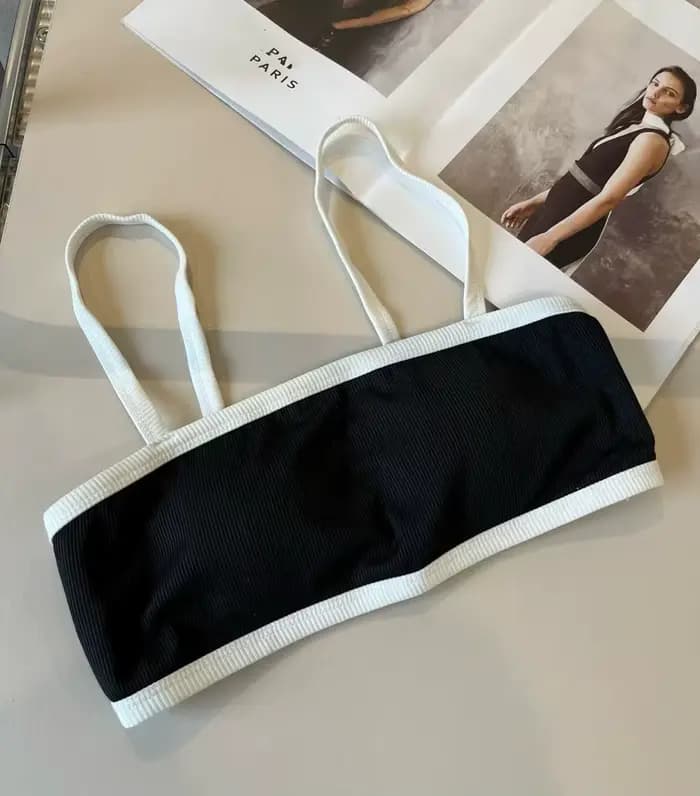 Nouvel ensemble bikini côtelé noir et blanc été 2026 avec accent logo C classique entrelacé