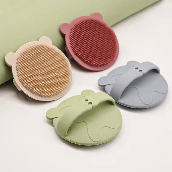 Brosse de bain pour bébé en silicone souple, nettoie en douceur les cheveux et le corps du bébé, sans BPA, un outil de bain sûr pour les nouveau-nés et les enfants.