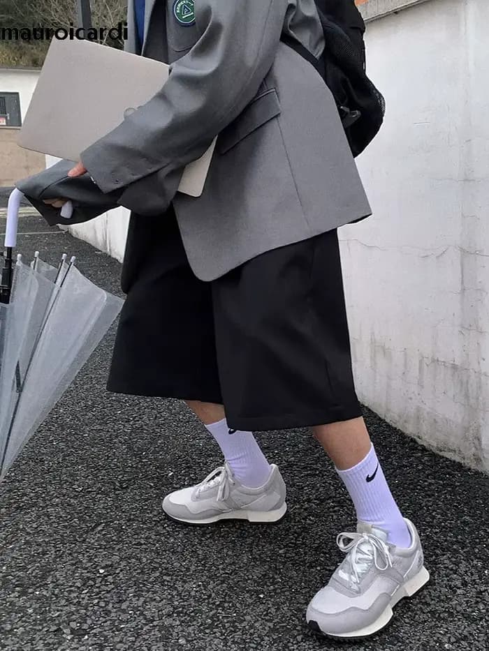 Mauroicardi printemps été ample décontracté doux noir plissé Shorts pour hommes hommes avec taille haute court pantalon droit vêtements 2024