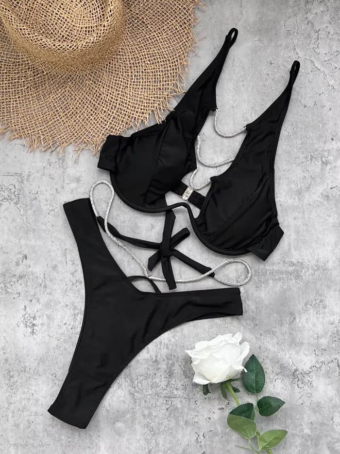 Bikini Chic à Bandes avec Jupe Courte Brillante