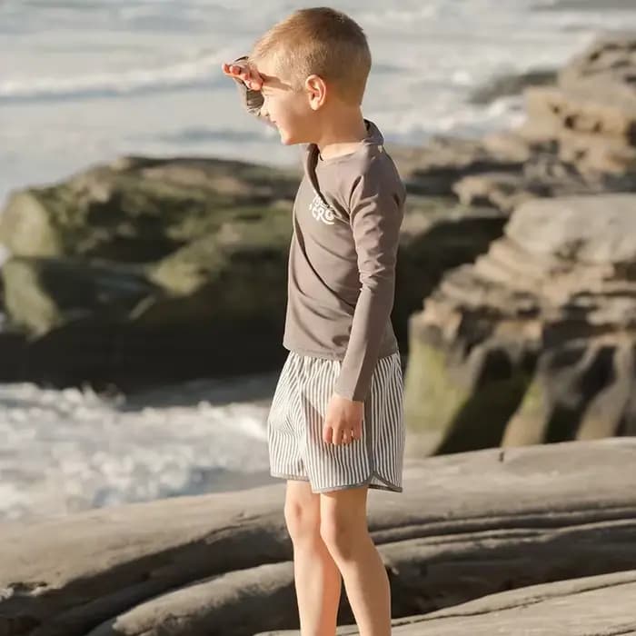 Maillot de bain pour bébé garçon, imprimé mignon, col rond, haut à manches longues + short à taille élastique, maillot de bain fendu, protection solaire, vêtements de plage, E23296