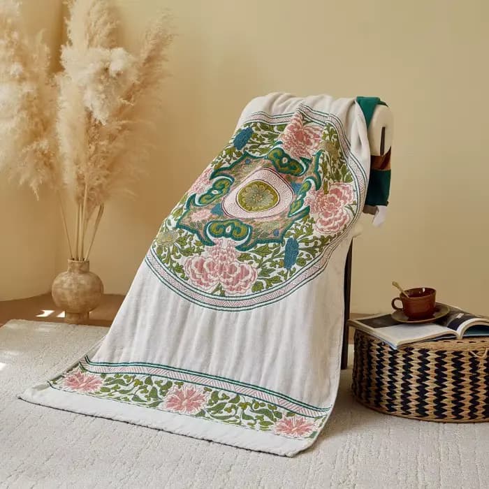 Serviette de bain en gaze florale