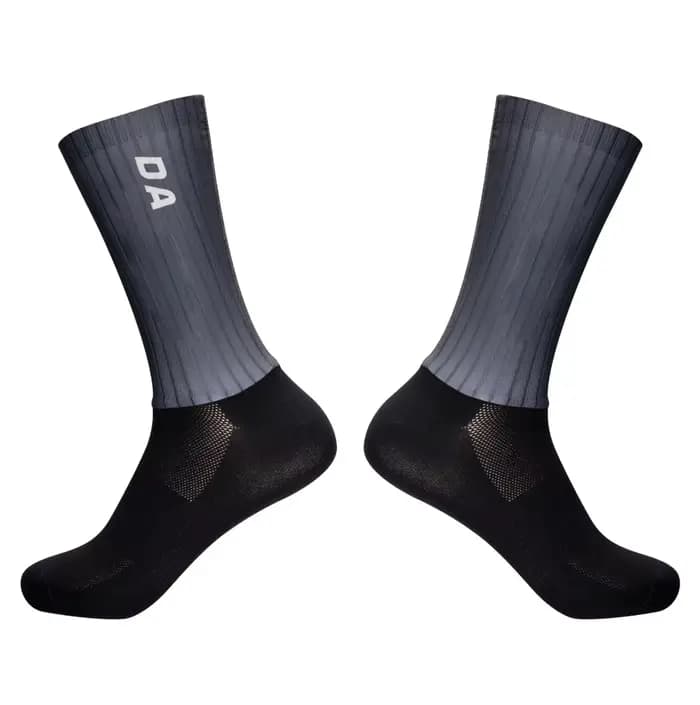 Nouvelles Chaussettes de Cyclisme Pro DA 2026 – Chaussettes Aérodynamiques Haute Performance pour Hommes – Antidérapantes, Respirantes, Contrôle de l'Humidité