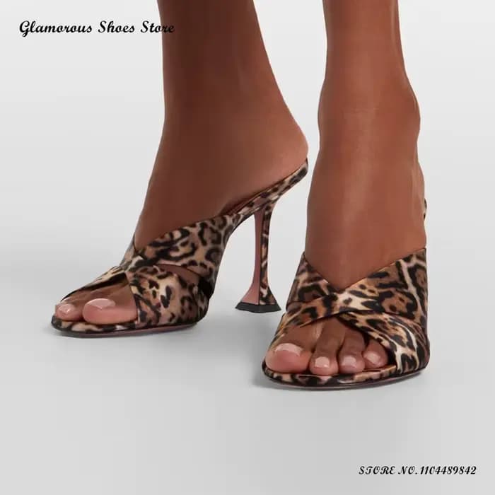 Mules élégantes à imprimé léopard et brides croisées pour femme, à bout rond ouvert, à enfiler, chaussures de soirée d'été, pantoufles à talon original