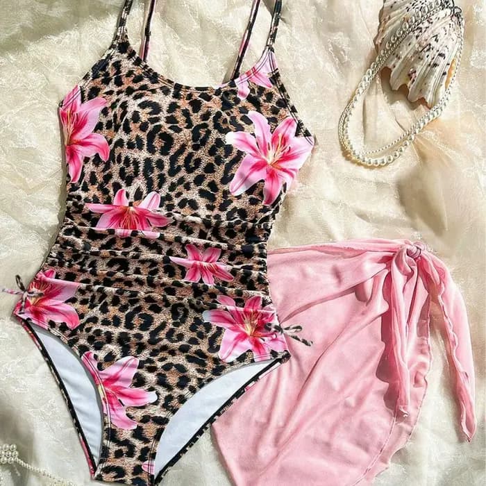 Maillot de bain 3 pièces imprimé léopard pour enfants avec bretelles spaghetti, cordon de serrage latéral et paréo en maille rose