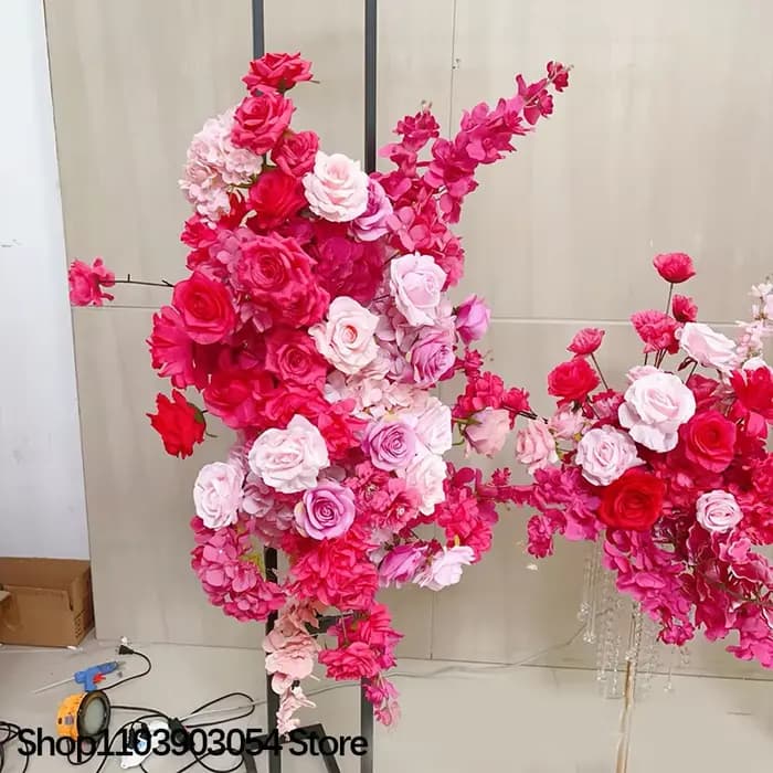 Arche de toile de fond de mariage en panneau KT, décoration florale suspendue, arrangement de roses rose vif et de delphiniums, accessoires pour événements