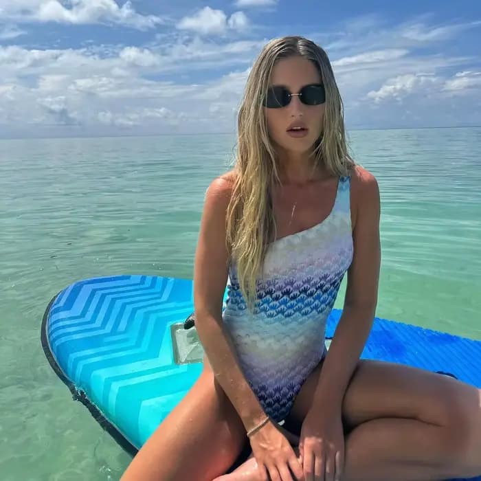 Maillot de bain une pièce asymétrique imprimé pour femme – Tenue de plage et de villégiature – Monok