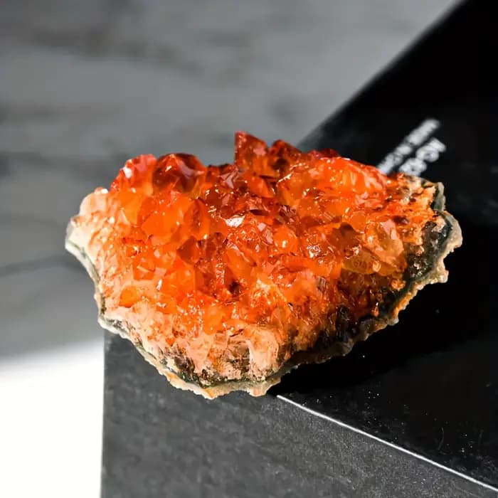 Cluster de quartz orange - Grande forme de pierre bohème avec inclusions naturelles, pierre précieus