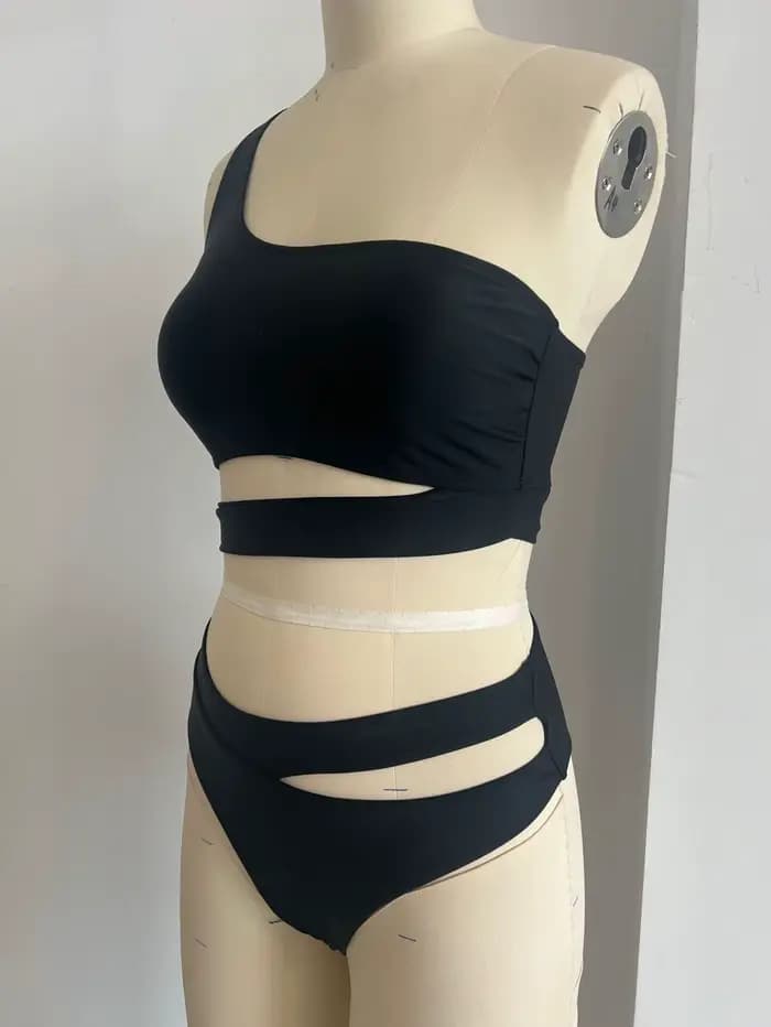 Bikini femme 2026, haut asymétrique vert olive, bas taille haute à découpes latérales, maillot de ba