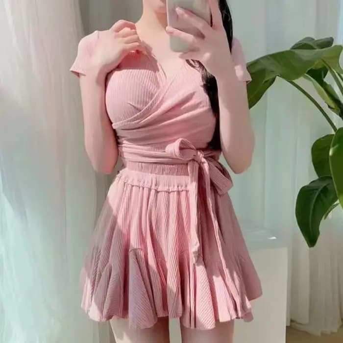 Ensemble de bain côtelé pour femme avec haut court à col en V et taille à nouer, et jupe évasée à vo