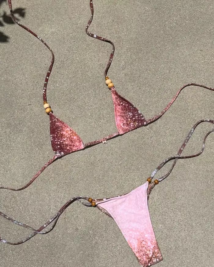 Maillot de bain deux pièces pour femme 2026, motif marbré rose avec bretelles perlées, idéal pour la