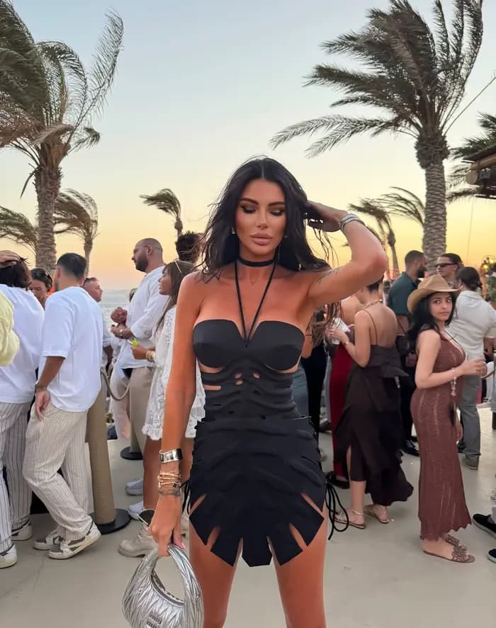 Nouvelle Arrivée 2026 – Maillot de Bain Structuré Noir Chic avec Décolleté en V Profond et Découpes,
