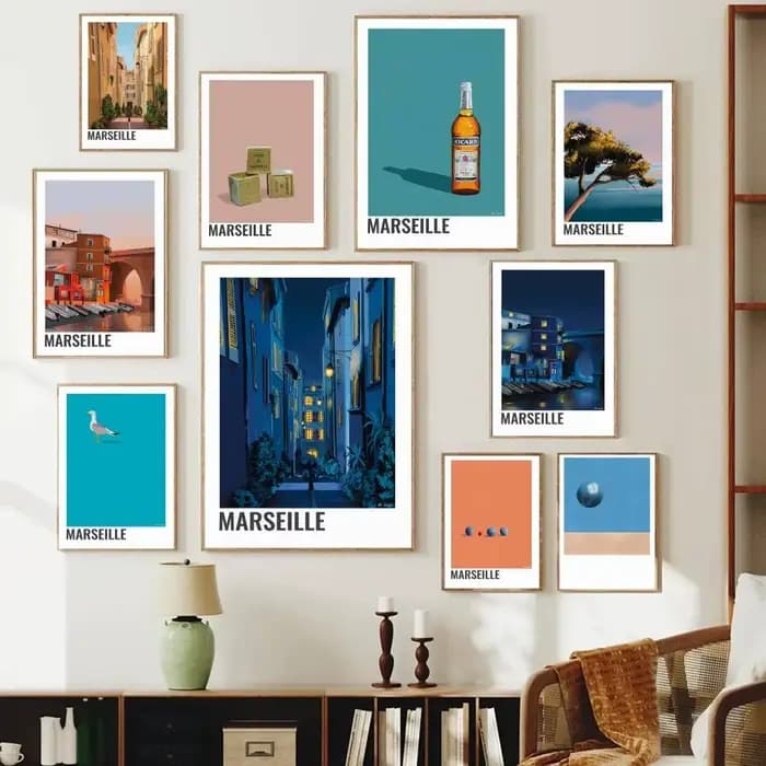 Affiche Murale Rétro Colorée Marseille : Bouteille de Pastis, Rue Marine – Décoration Artistique pour Maison, Café, Appartement