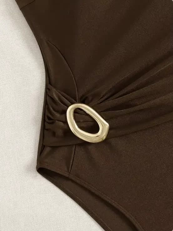 Maillot de bain une pièce asymétrique à une épaule, taille froncée, torsadé, avec boucle métallique dorée et coupe échancrée