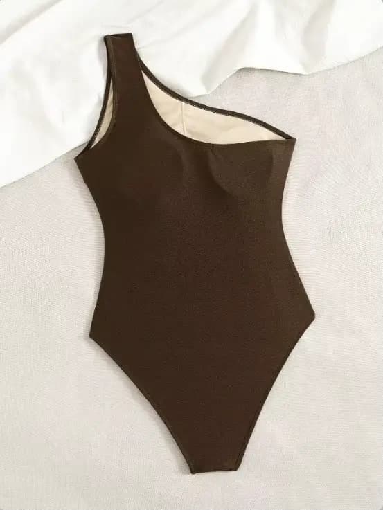 Maillot de bain une pièce asymétrique à une épaule, taille froncée, torsadé, avec boucle métallique dorée et coupe échancrée
