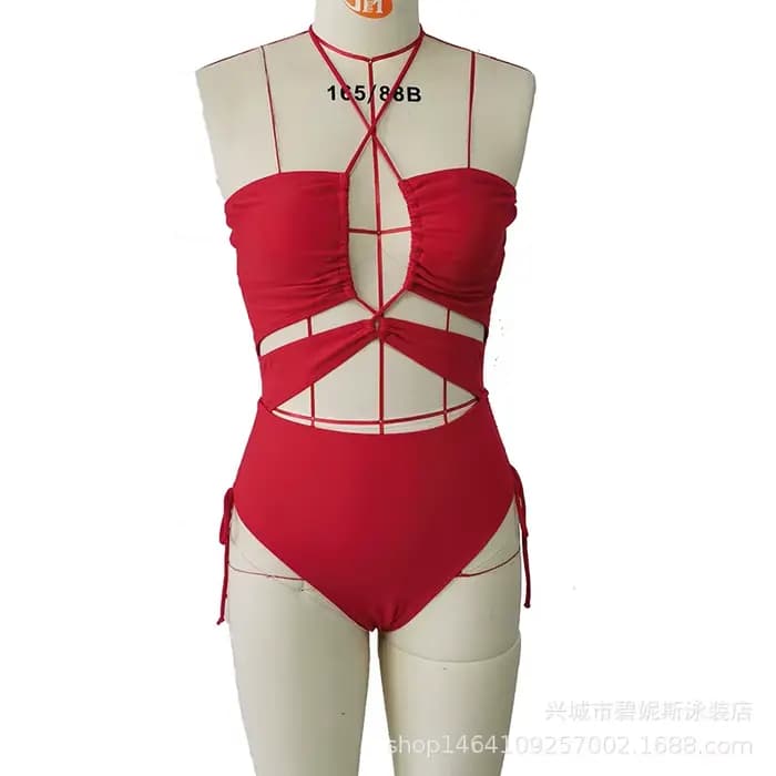 Maillot de bain une pièce noir découpé