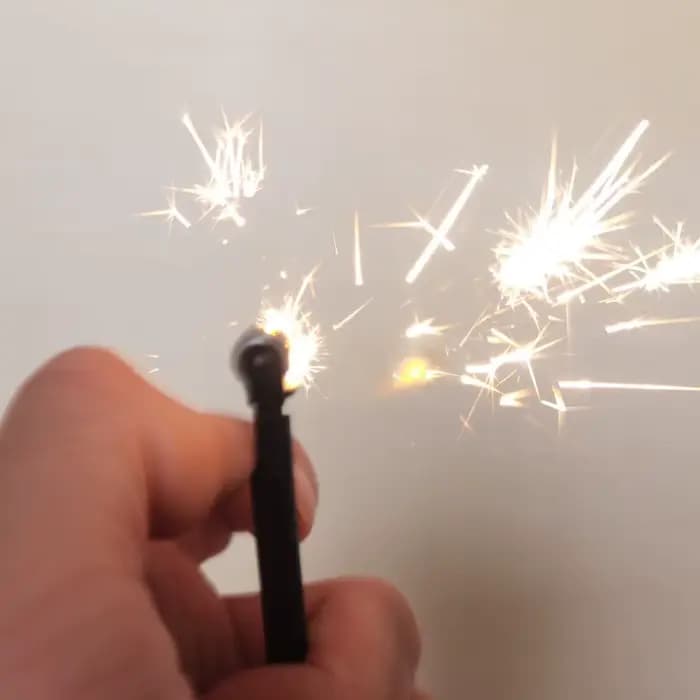 Briquet ultra-léger à juste une briquet en silex de 3,7 g avec poignée en fibre de carbone, mini briquet mignon avec une fréquence d'allumage élevée