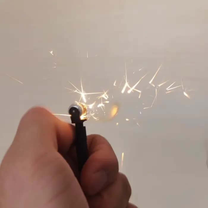 Briquet ultra-léger à juste une briquet en silex de 3,7 g avec poignée en fibre de carbone, mini briquet mignon avec une fréquence d'allumage élevée