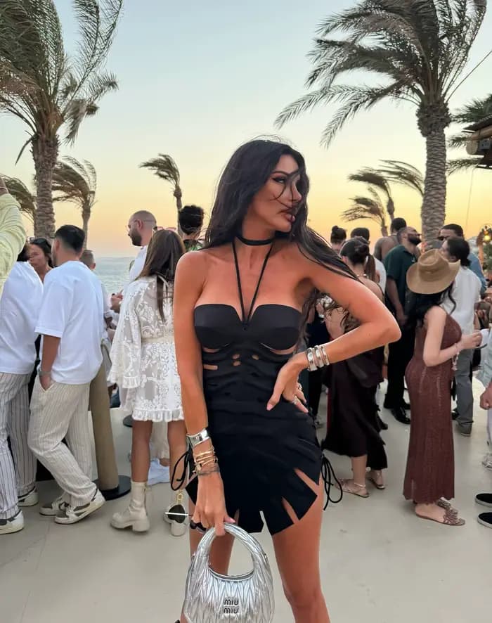 Nouvelle Arrivée 2026 – Maillot de Bain Structuré Noir Chic avec Décolleté en V Profond et Découpes