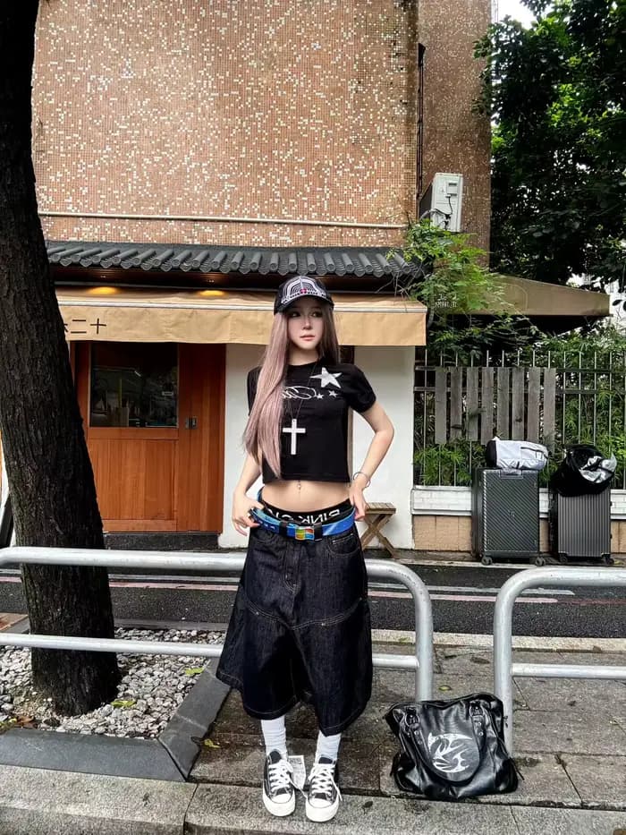Shorts en jean baggy pour homme, coupe ample, jambe large, longueur genou, en denim indigo brut, style streetwear décontracté, avec surpiqûres contrastées