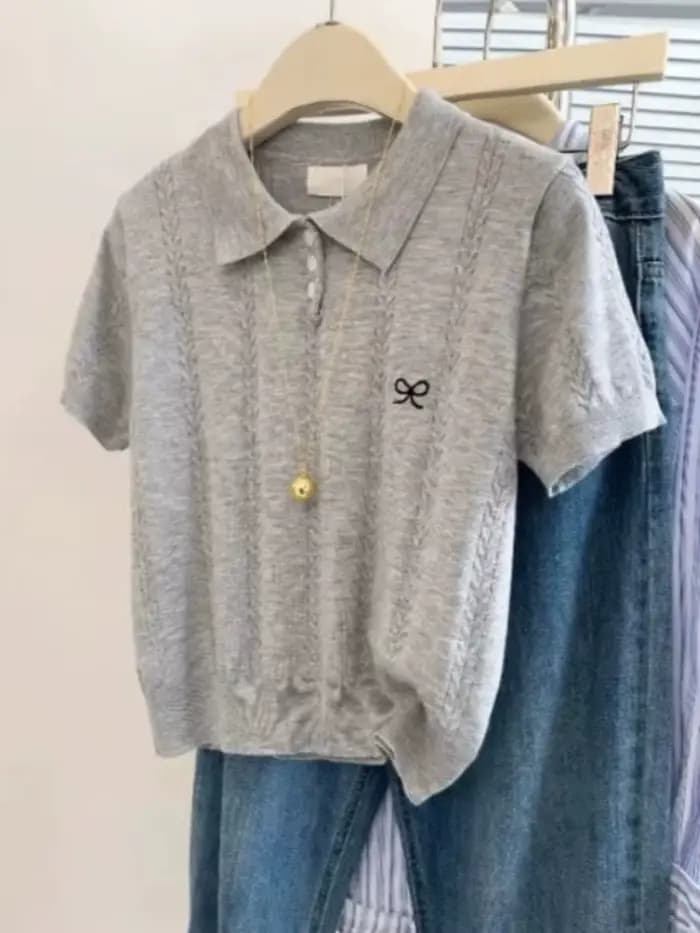 AOSSVIAO Nouveauté Été 2026 T-shirt Femme Gris Tricoté à Col Polo, Manches Courtes, Broderie Nœud Mignon, Tendance, Polyvalent et Décontracté