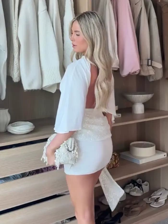 Robe courte blanche à manches courtes et dos nu pour femme