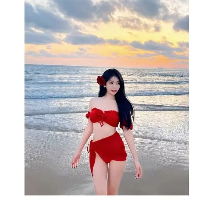 Ensemble de maillot de bain trois pièces rouge doux avec haut à volants épaules dénudées, jupe portefeuille et accent floral – Maillot de bain modeste pour la plage, la piscine et les vacances