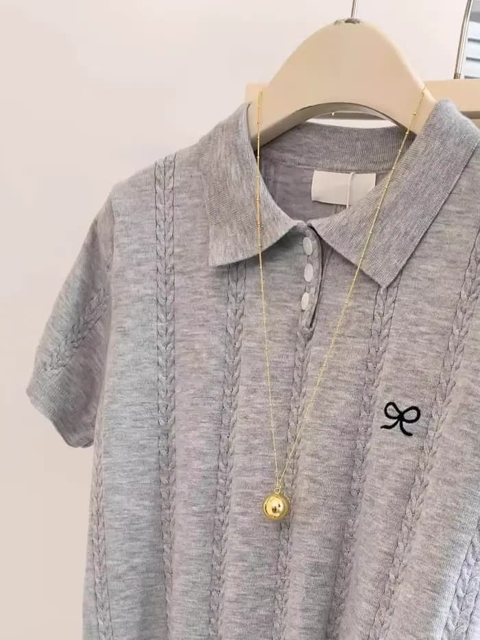 AOSSVIAO Nouveauté Été 2026 T-shirt Femme Gris Tricoté à Col Polo, Manches Courtes, Broderie Nœud Mignon, Tendance, Polyvalent et Décontracté