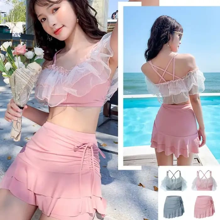 Maillot de bain deux pièces coupe ajustée avec jupe évasée, volants bouffants, épaules dénudées et dentelle, tenue de plage