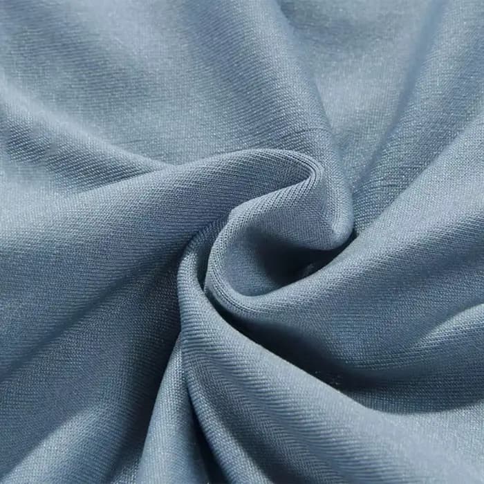 Maillot de bain deux pièces coupe ajustée avec jupe évasée, volants bouffants, épaules dénudées et dentelle, tenue de plage