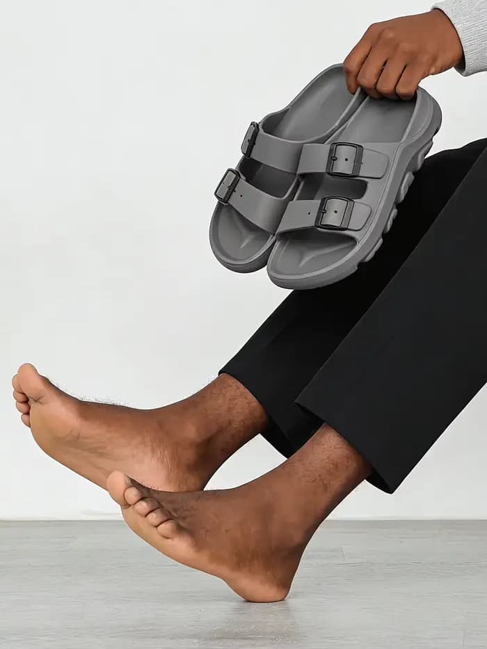 Nouvelles mules pour hommes printemps-été, chaussures décontractées rétro à enfiler, sandales en EVA monobloc à bout ouvert avec double bride et boucle, semelle épaisse, pour la plage