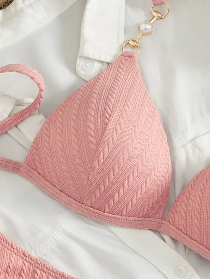 Ensemble bikini rose en tricot torsadé pour femme, maillot de bain deux pièces triangle à dos nu avec détails perles et chaîne dorée pour les vacances à la plage