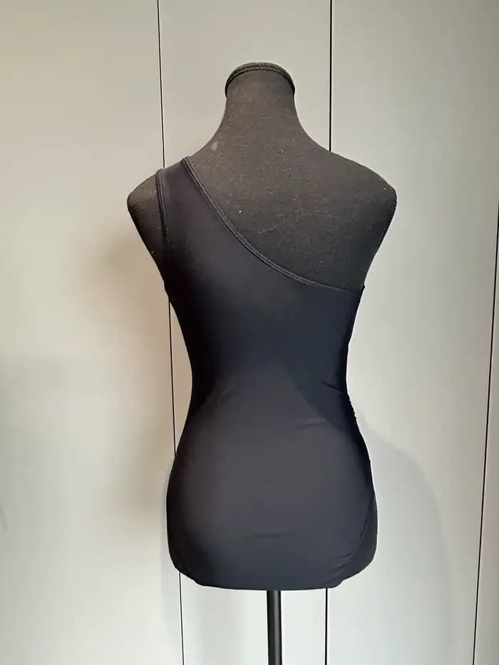 Maillot de bain asymétrique sexy pour femme avec découpes
