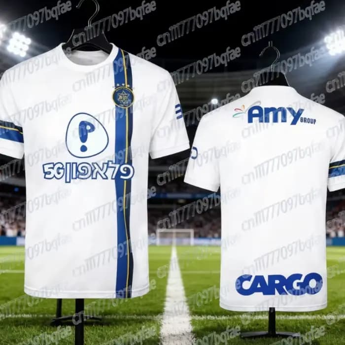 Maillot de football Maccabi Tel Aviv FC avec base blanche, accents bleus et jaunes, emblème du club, logos des sponsors, pour enfants et familles (modèle assorti)