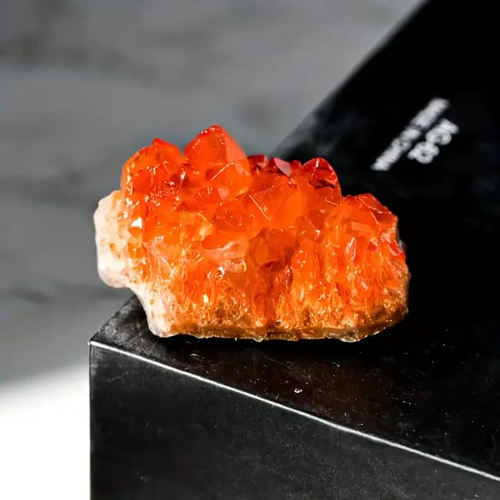 Cluster de quartz orange - Grande forme de pierre bohème avec inclusions naturelles, pierre précieuse pour la décoration intérieure, la méditation et l'affichage d'autel