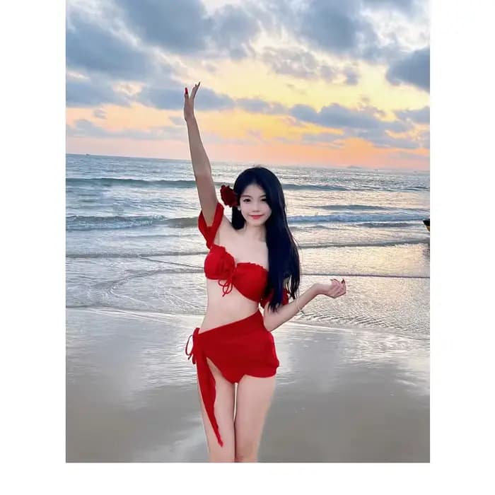 Ensemble de maillot de bain trois pièces rouge doux avec haut à volants épaules dénudées, jupe portefeuille et accent floral – Maillot de bain modeste pour la plage, la piscine et les vacances