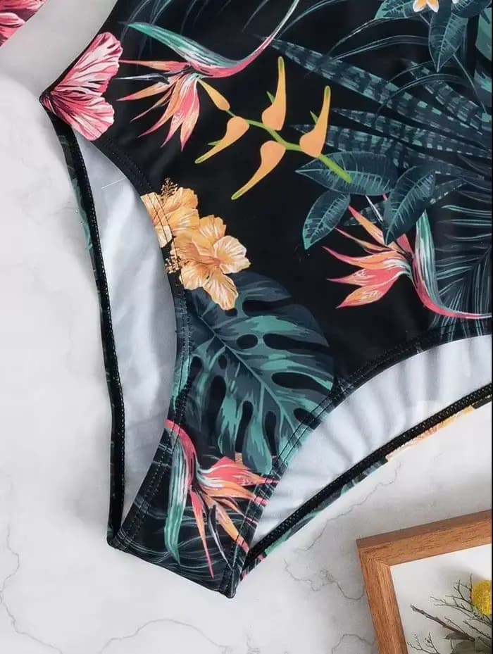 Maillot de bain une pièce à col haut
