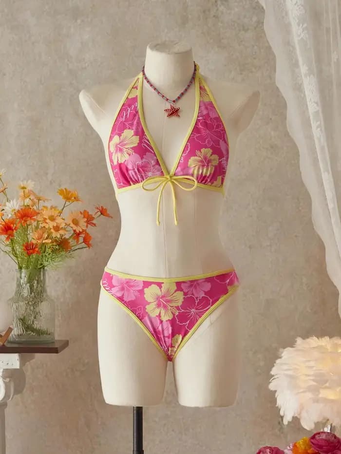Ensemble bikini 3 pièces pour femme à imprimé floral Hibiscus, avec haut triangle dos nu à bordure contrastante et jupe froncée à volants, maillot de bain