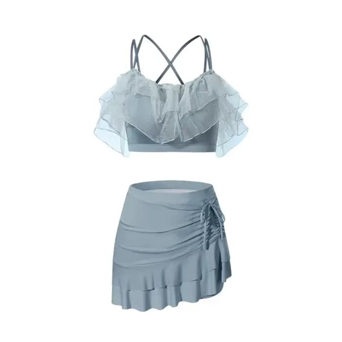 Maillot de bain deux pièces coupe ajustée avec jupe évasée, volants bouffants, épaules dénudées et dentelle, style plage