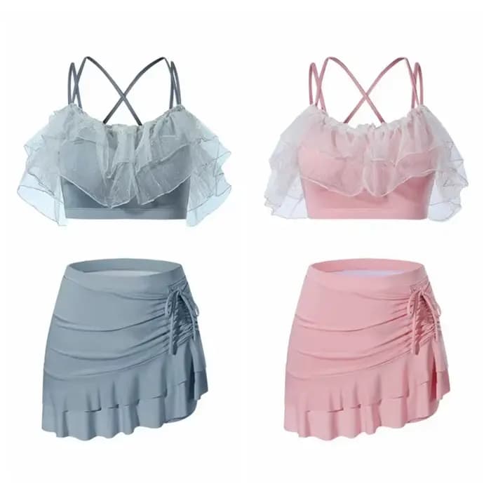 Maillot de bain deux pièces coupe ajustée avec jupe évasée, volants bouffants, épaules dénudées et dentelle, tenue de plage